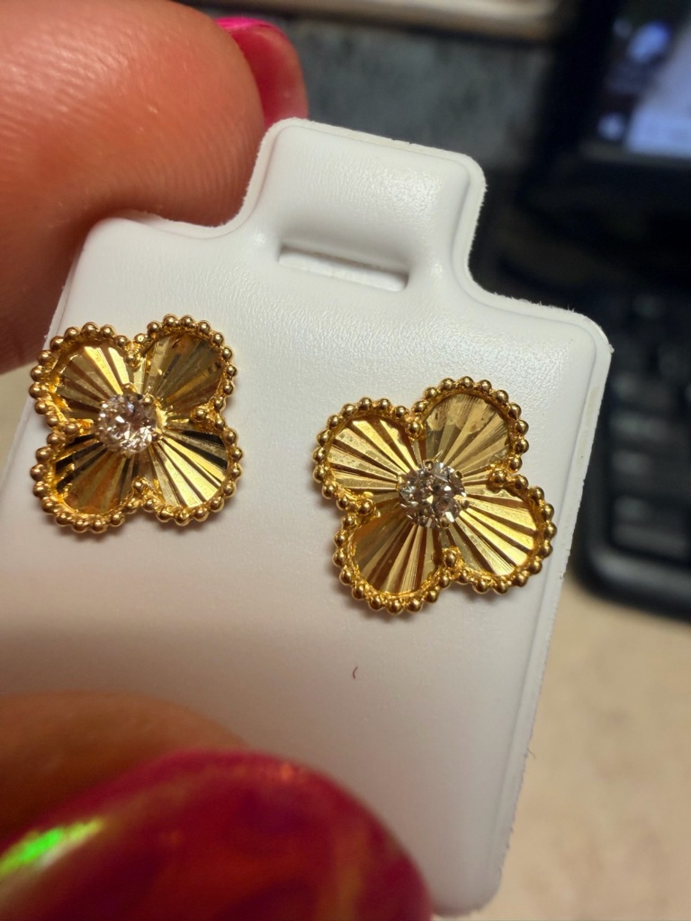 18K/750 Gold Floral Stud Earrings with 0.05 carats each diamonds (1.0 gram)